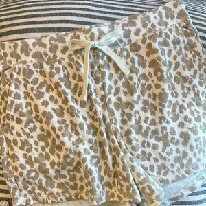 Old Navy Tan Leopard Print Women's Lounge Shorts (Medium Tall)